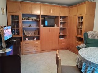 Mueble de salón de madera y cristal