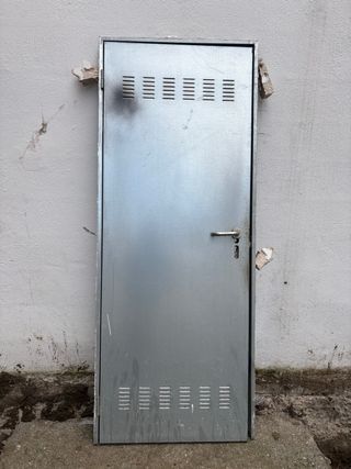 Puerta metálica trastero