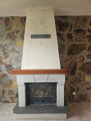Revestimiento chimenea piedra, madera y metal