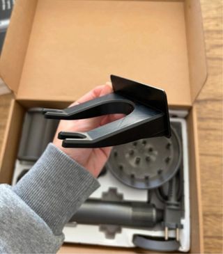 Secador de pelo rosa y plateado