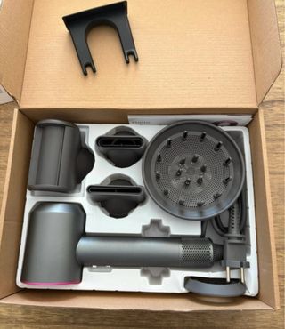 Secador de pelo rosa y plateado