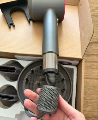 Secador de pelo rosa y plateado