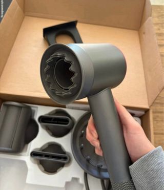 Secador de pelo rosa y plateado