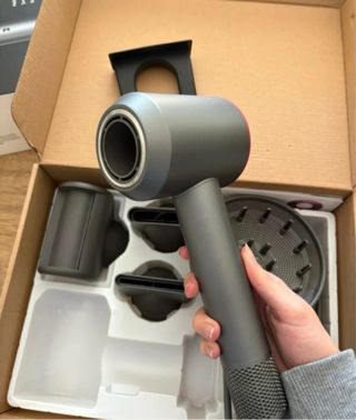 Secador de pelo rosa y plateado