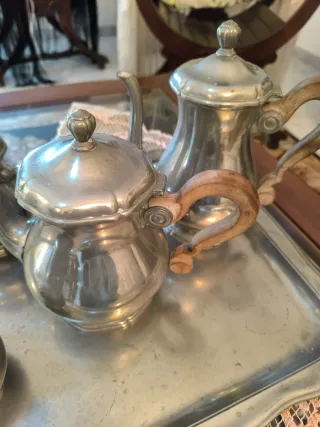 Juego de té de estaño con asas de madera