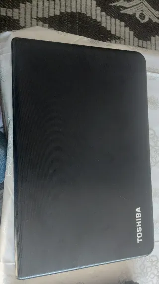 Portátil Toshiba Negro falta poner el Windows nuev