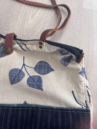Bolso de tela con estampado de hojas