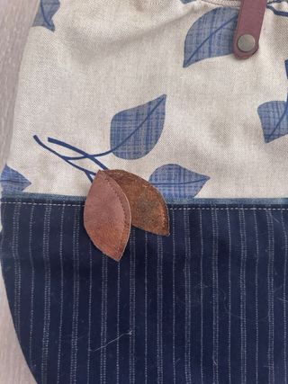 Bolso de tela con estampado de hojas