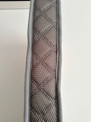 Cuna de bebé blanca con patas de madera