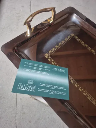 Vassoio in acciaio con manici dorati