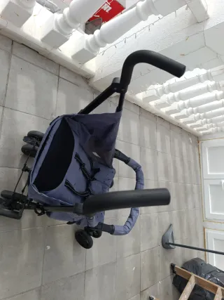 Silla de paseo gris con estrellas