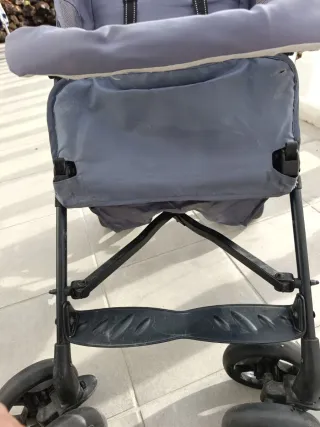 Silla de paseo gris con estrellas