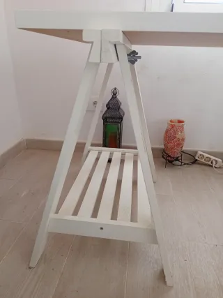 Mesa de escritorio blanca de madera