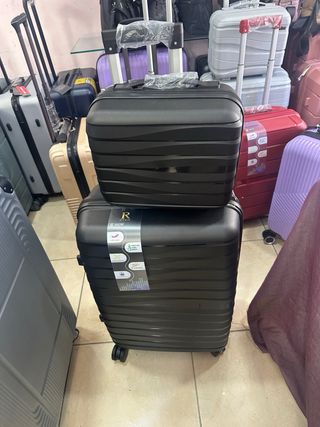 Maleta gris de viaje