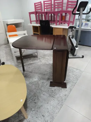 Mesa de madera marrón, plegable