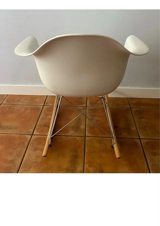 Mecedora blanca moderna