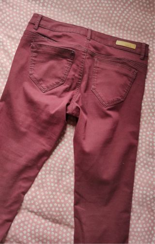 Pantalón vaquero granate