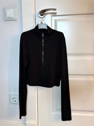 Camiseta negra de manga larga con cremallera