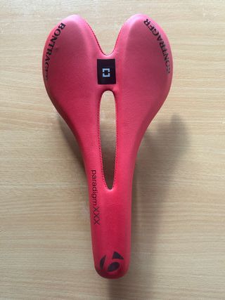 Sella rossa per city bike, mtb e road in carbonio