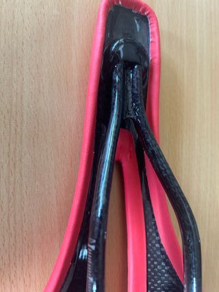 Sella rossa per city bike, mtb e road in carbonio