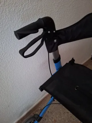 Andador azul con ruedas y asiento