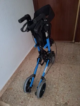 Andador azul con ruedas y asiento