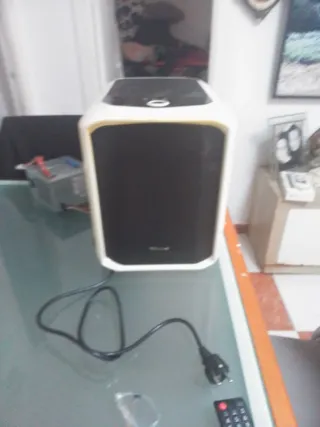 Torre de ordenador negra y blanca