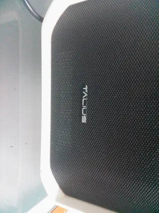 Torre de ordenador negra y blanca