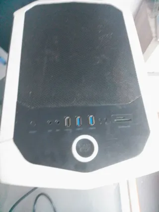 Torre de ordenador negra y blanca