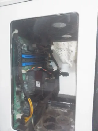 Torre de ordenador negra y blanca