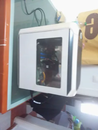 Torre de ordenador negra y blanca