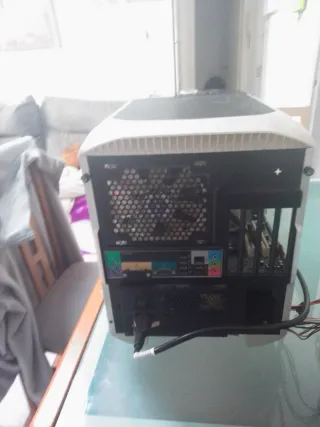 Torre de ordenador negra y blanca