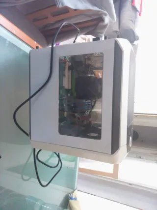 Torre de ordenador negra y blanca