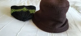 Gorro lana y sombrero de paño color berenjena.