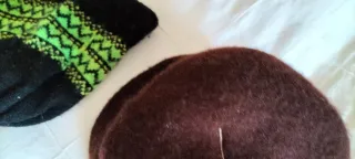 Gorro lana y sombrero de paño color berenjena.