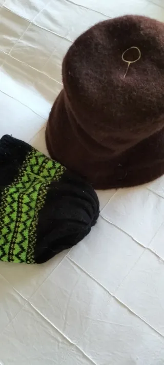 Gorro lana y sombrero de paño color berenjena.