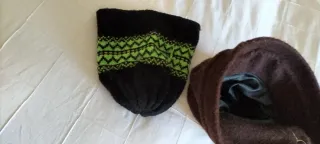 Gorro lana y sombrero de paño color berenjena.