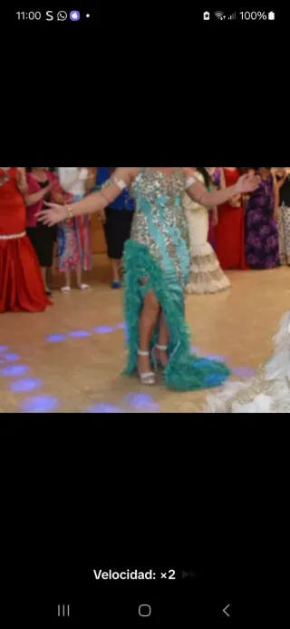 Vestido largo plateado y turquesa todo de piedra