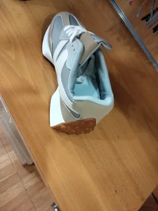 Zapatilla casual beige y gris