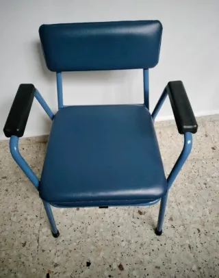 Silla de inodoro azul con reposabrazos