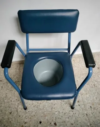 Silla de inodoro azul con reposabrazos