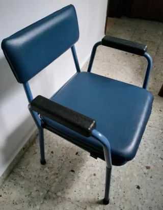 Silla de inodoro azul con reposabrazos