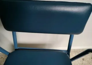 Silla de inodoro azul con reposabrazos