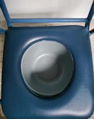 Silla de inodoro azul con reposabrazos