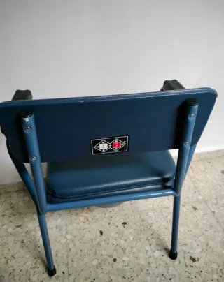 Silla de inodoro azul con reposabrazos