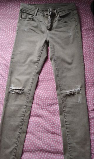 Pantalón vaquero verde roto
