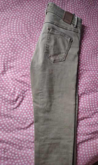 Pantalón vaquero verde roto