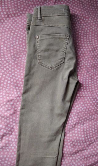 Pantalón vaquero verde roto