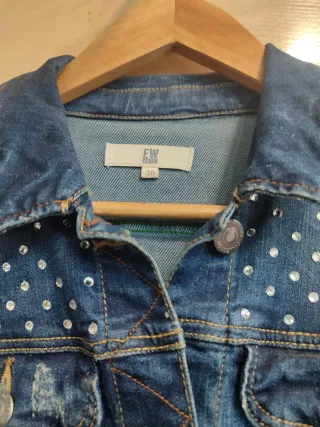 Chaqueta vaquera con pedrería T.38