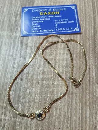 Gargantilla dorada chapado en oro con piedra negra